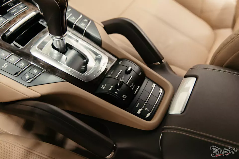 Комплексная химчистка салона и обработка кожи керамикой для Porsche Cayenne